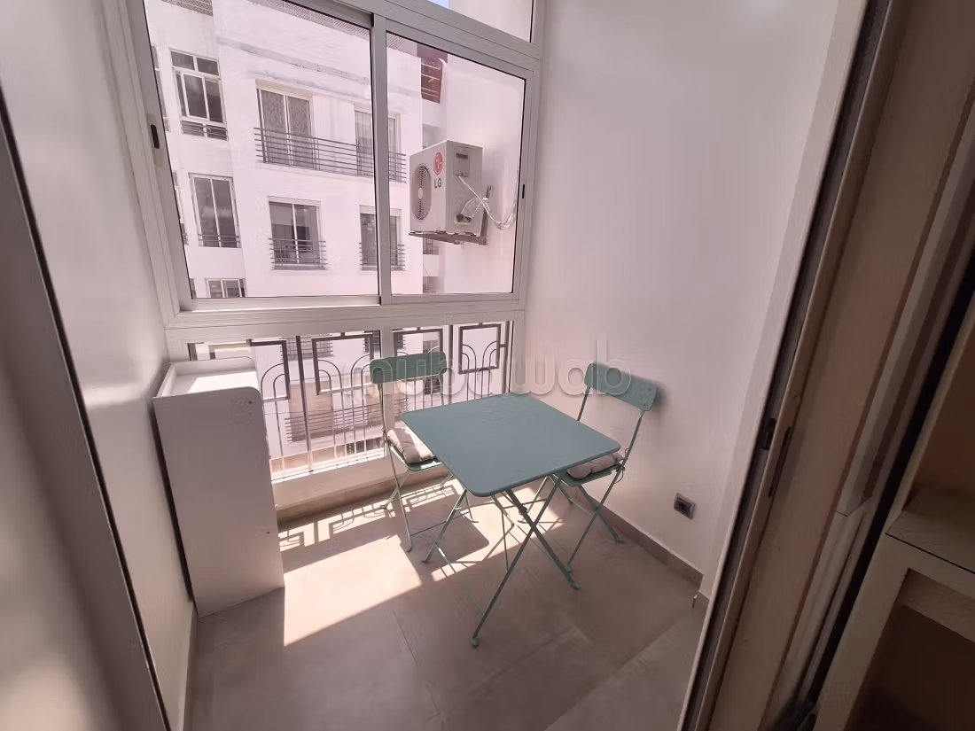 Se alquila este piso en Maârif Extension. 2 dormitorios. Parking y ascensor
