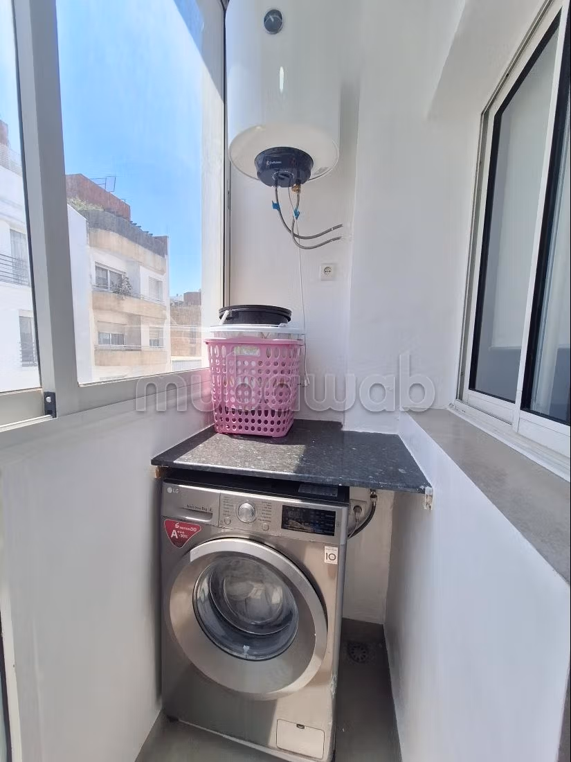Se alquila este piso en Maârif Extension. 2 dormitorios. Parking y ascensor