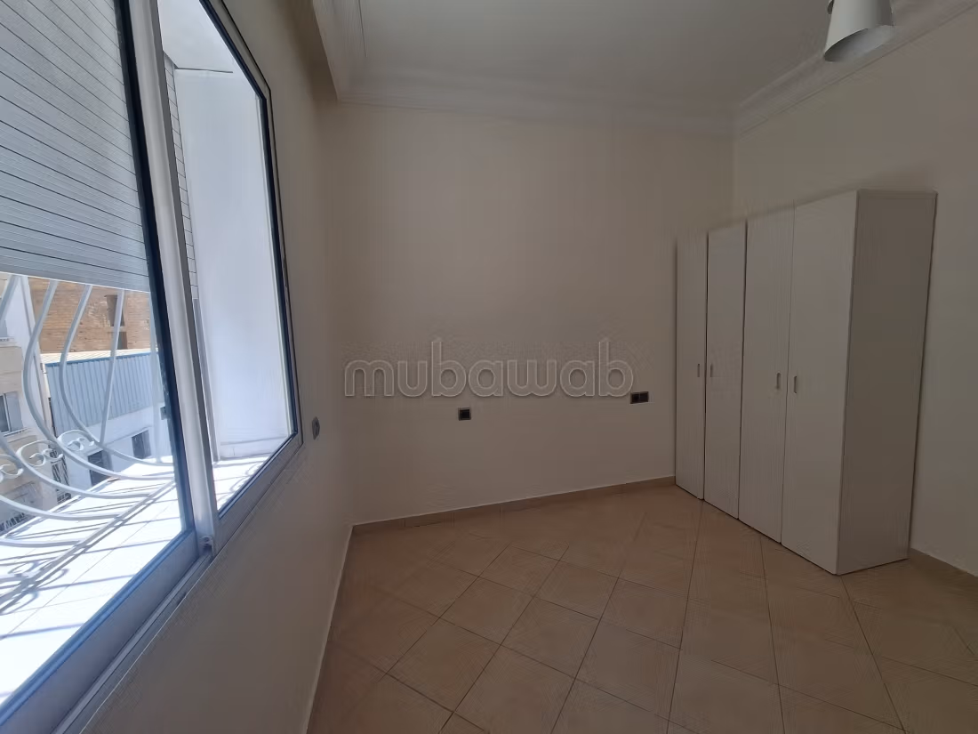 Se alquila este piso en Maârif Extension. 2 dormitorios. Parking y ascensor