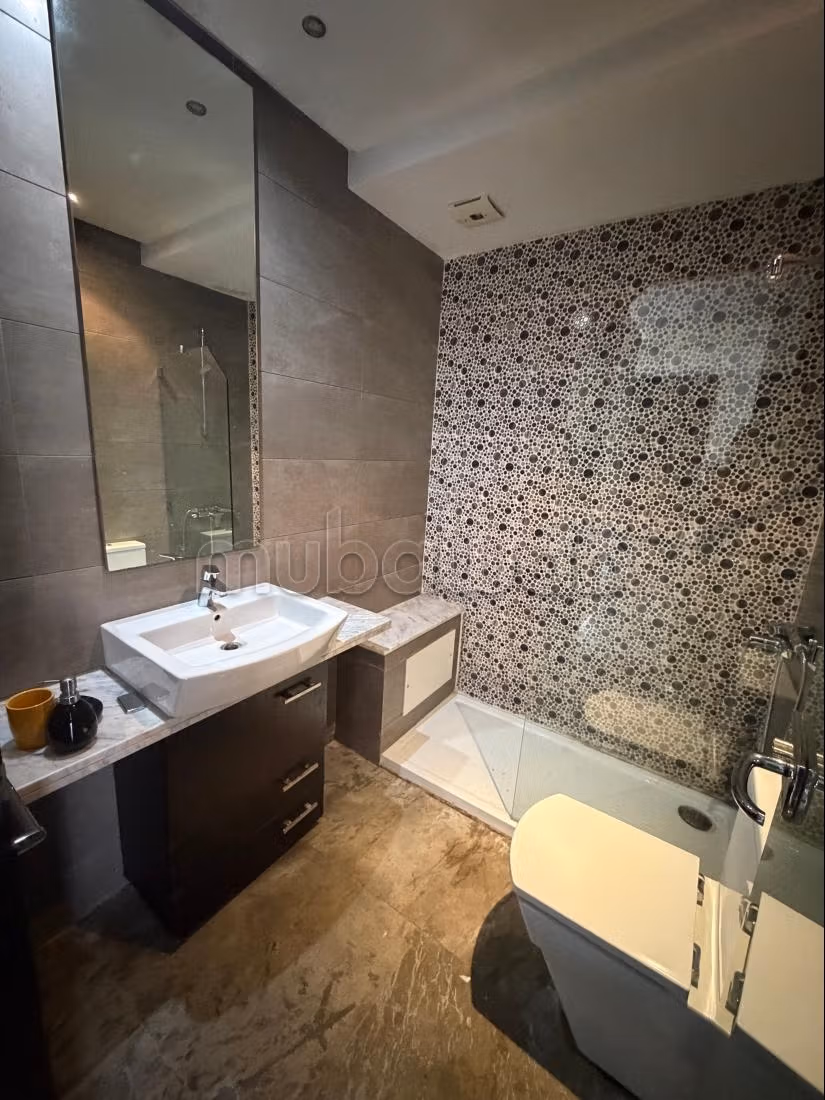 Appartement ensoleillé avec une jolie vue sur piscine