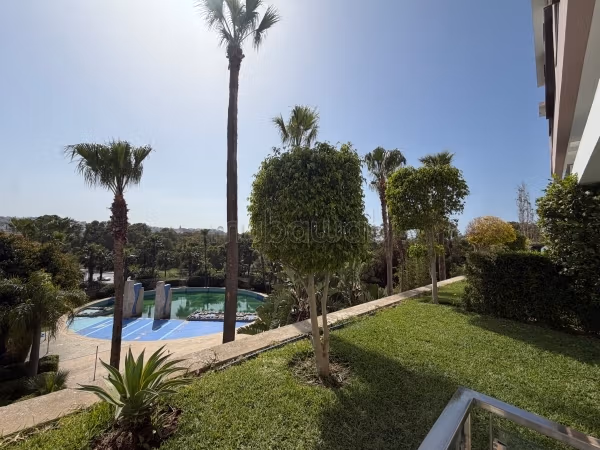 Appartement ensoleillé avec une jolie vue sur piscine