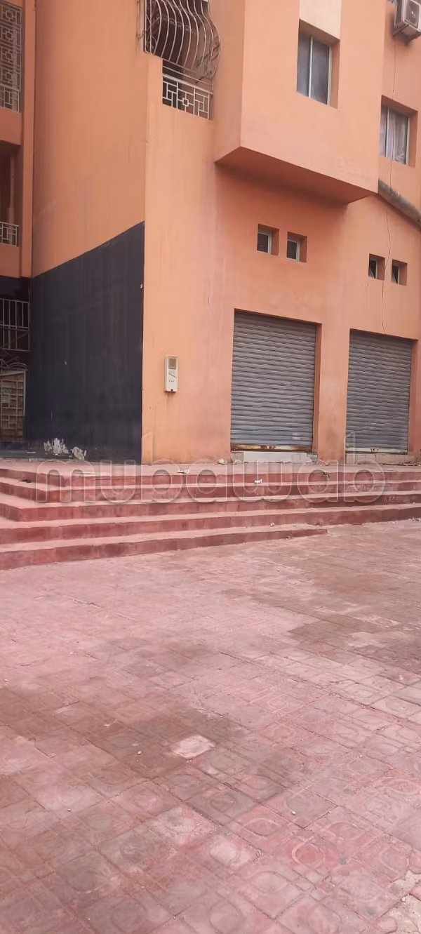 Beau local à vendre à Route Casablanca.
Superficie 103 m².
Résidence avec concierge