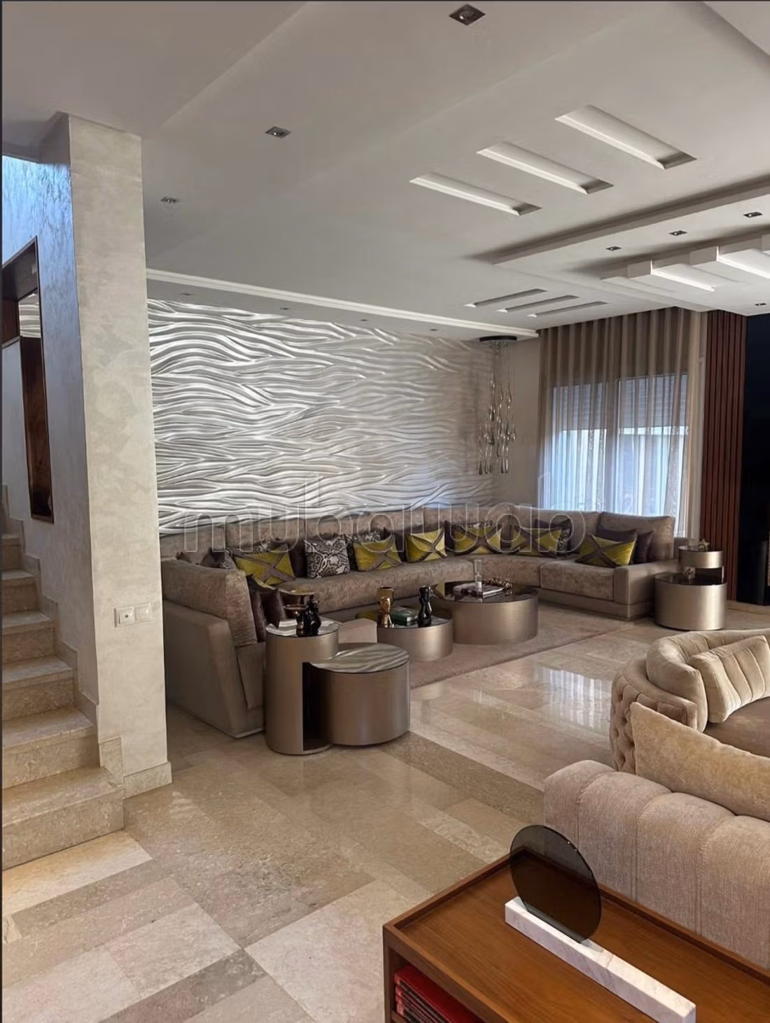 Villa de haut standing à vendre à Ville Verte. 15 pièces confortables. Piscine et air conditionné