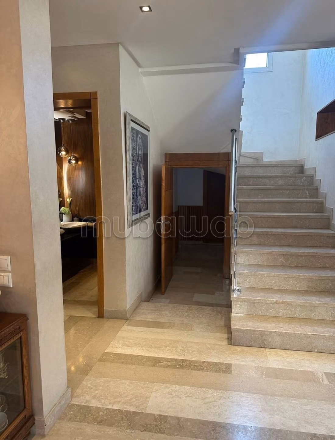 Villa de haut standing à vendre à Ville Verte. 15 pièces confortables. Piscine et air conditionné