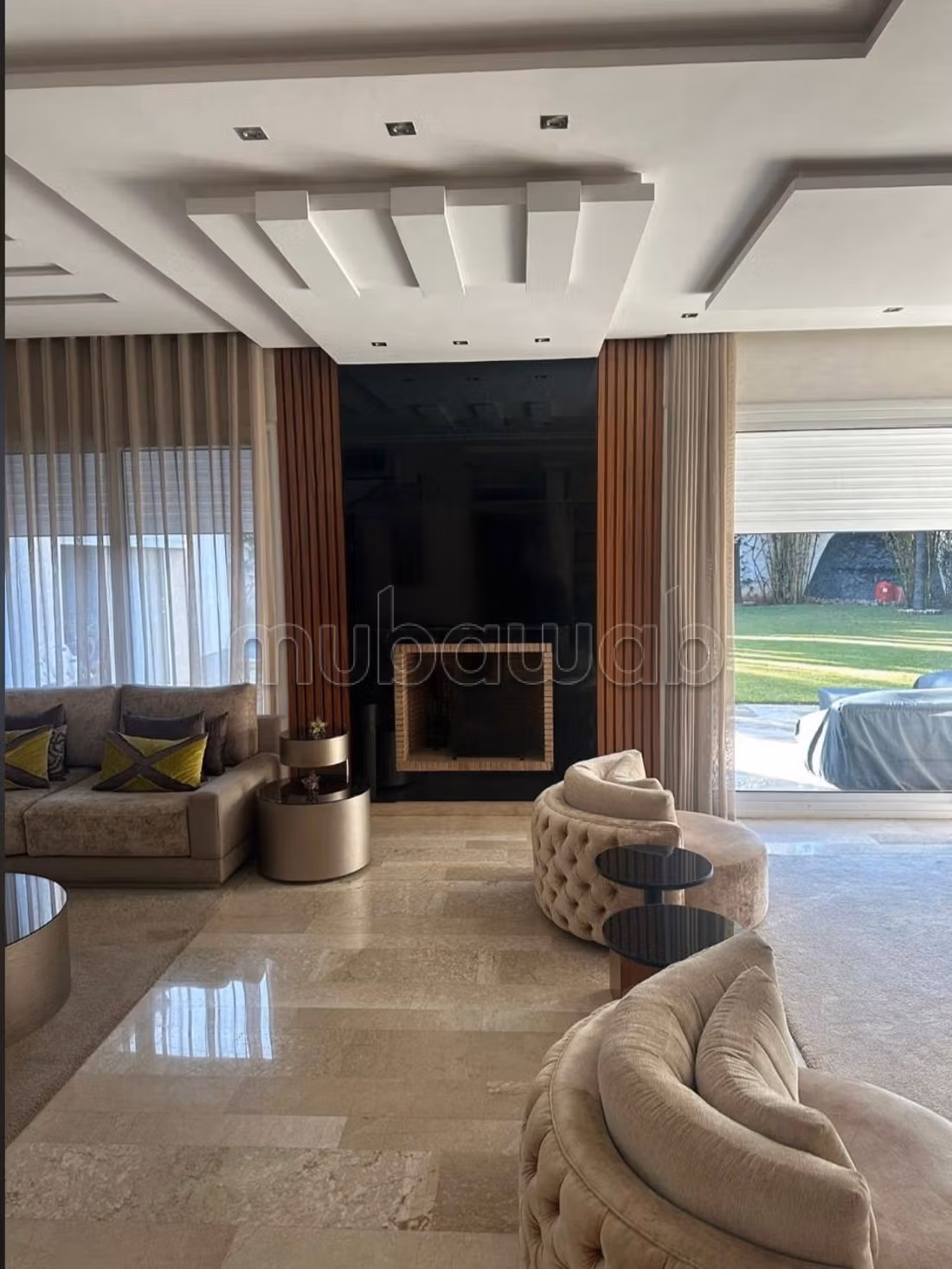 Villa de haut standing à vendre à Ville Verte. 15 pièces confortables. Piscine et air conditionné