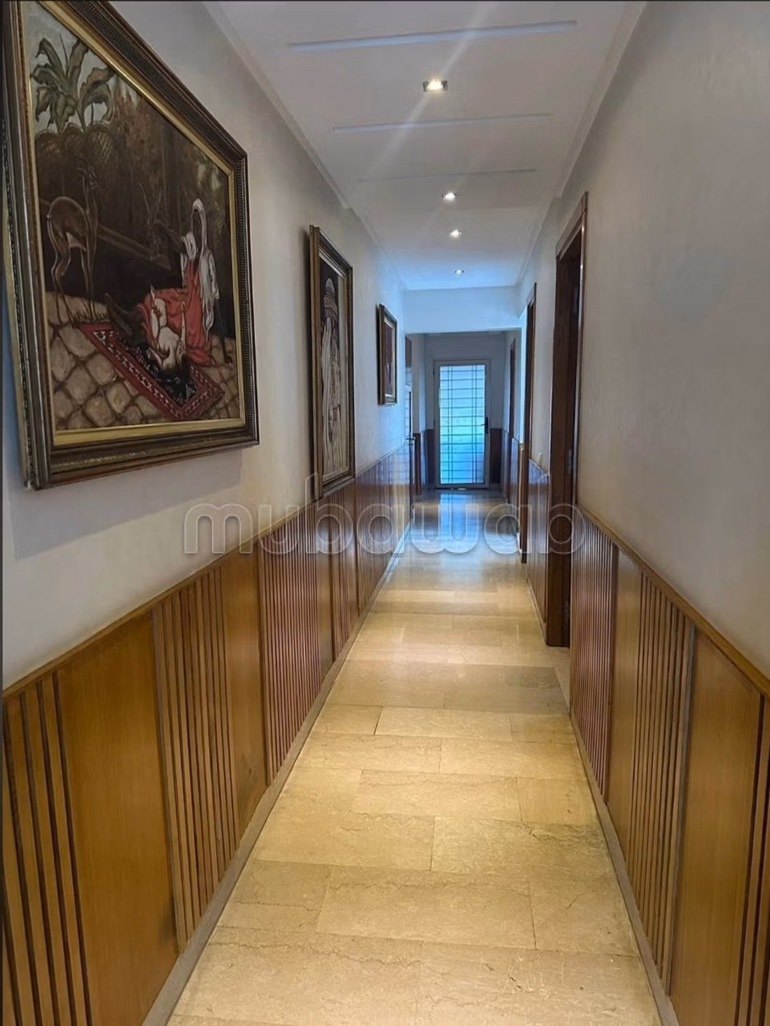Villa de haut standing à vendre à Ville Verte. 15 pièces confortables. Piscine et air conditionné