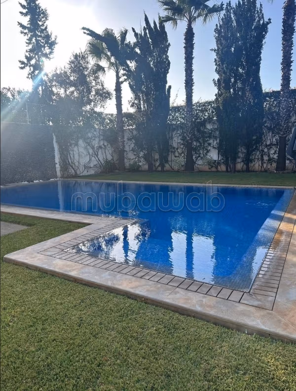 Villa de haut standing à vendre à Ville Verte. 15 pièces confortables. Piscine et air conditionné