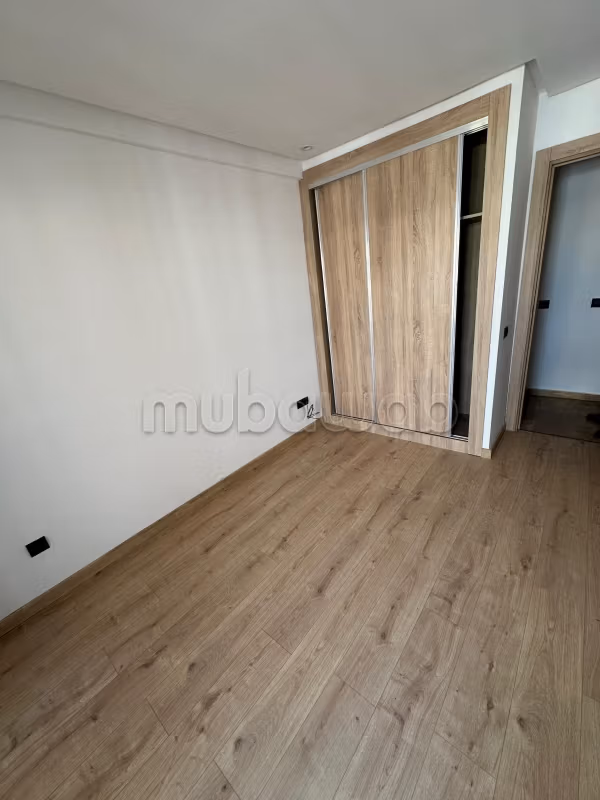 Appartement te huur leeg met balkon 15 minuten van Agdal
