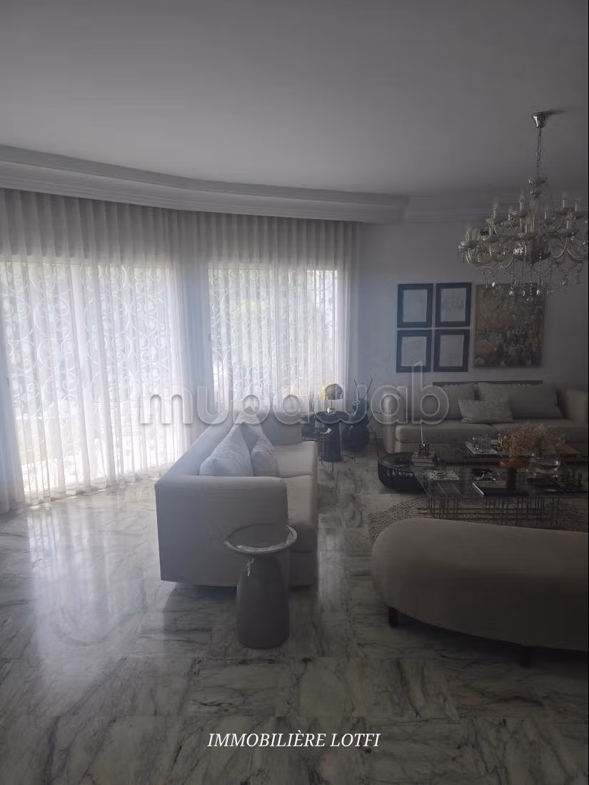 Beautiful villa for rent in La Marsa. Area of 285 m². Air conditioning and swimming pool