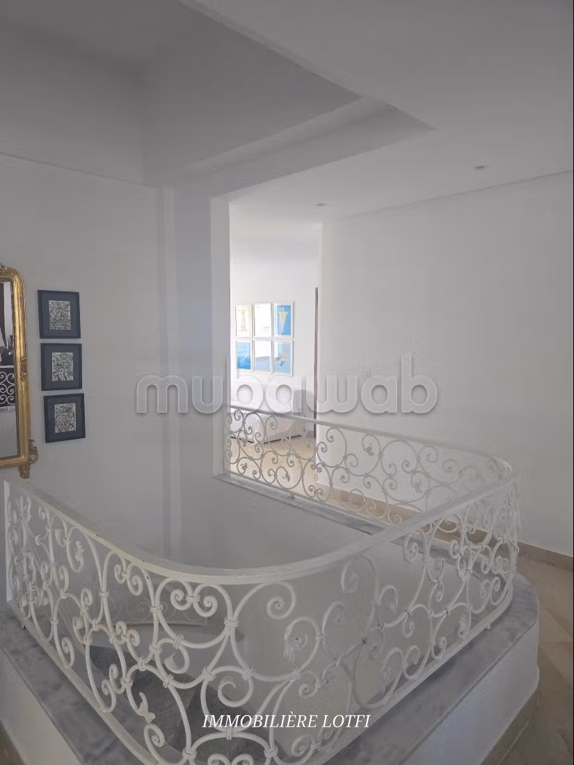 Beautiful villa for rent in La Marsa. Area of 285 m². Air conditioning and swimming pool