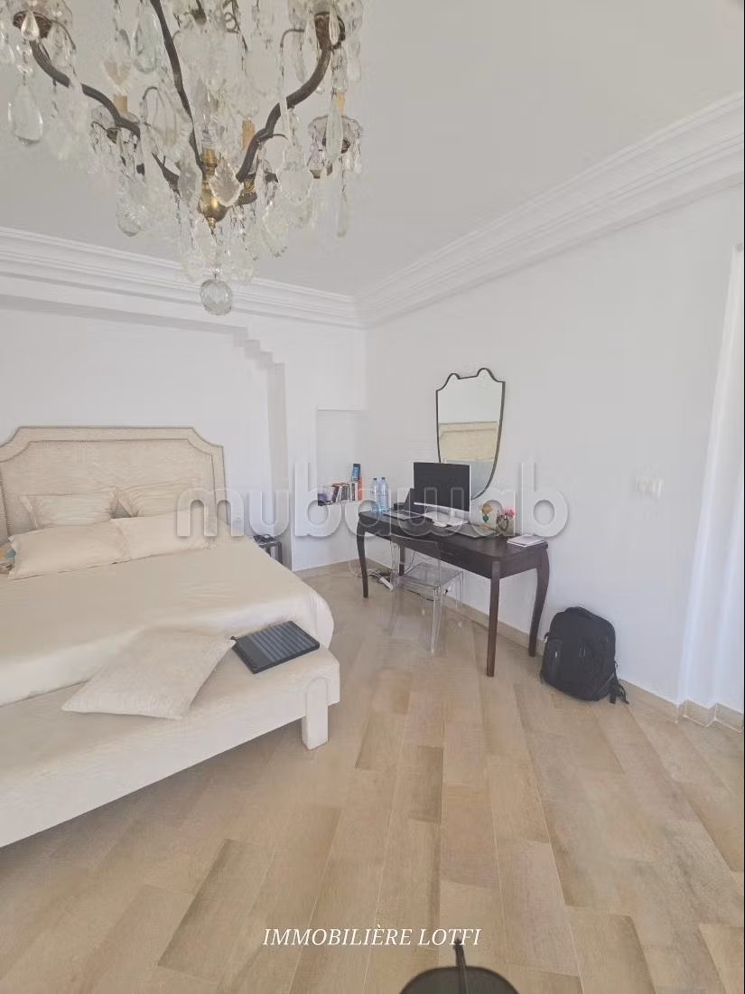 Beautiful villa for rent in La Marsa. Area of 285 m². Air conditioning and swimming pool