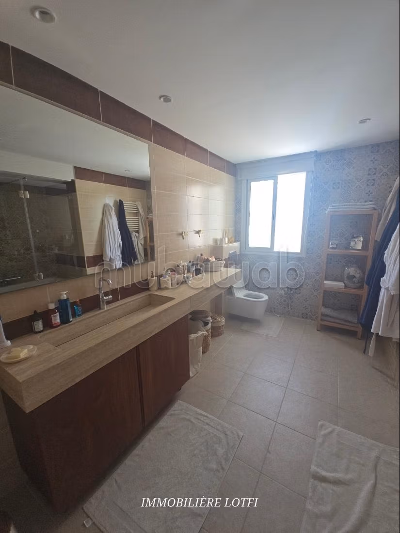 Beautiful villa for rent in La Marsa. Area of 285 m². Air conditioning and swimming pool