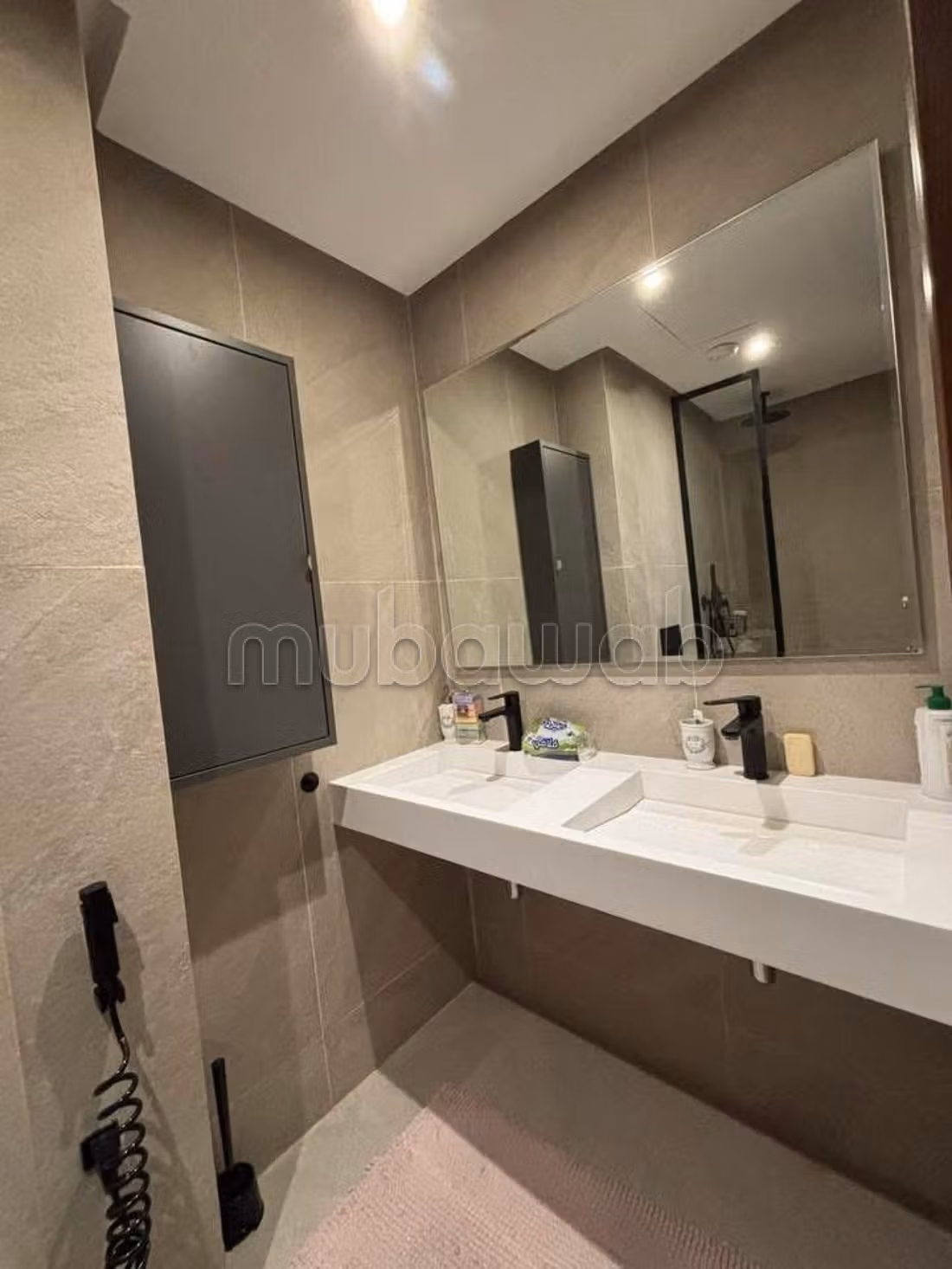 Superbe appartement à louer à Casablanca Finance City. 
2 chambres. 
Bien meublé — 3