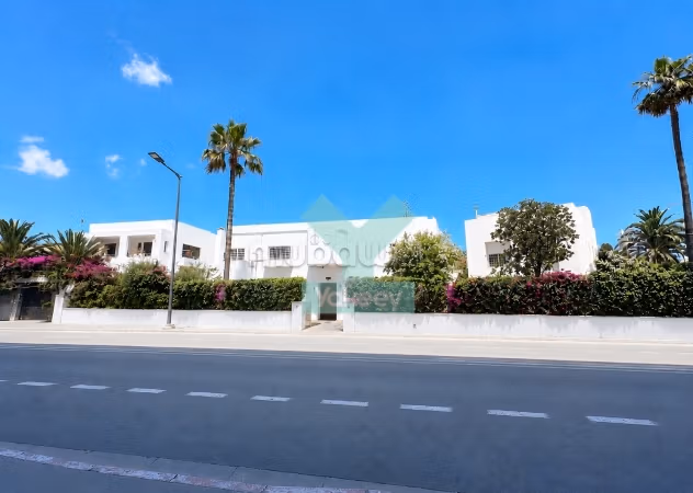 Emplacement prime pour cette villa commerciale