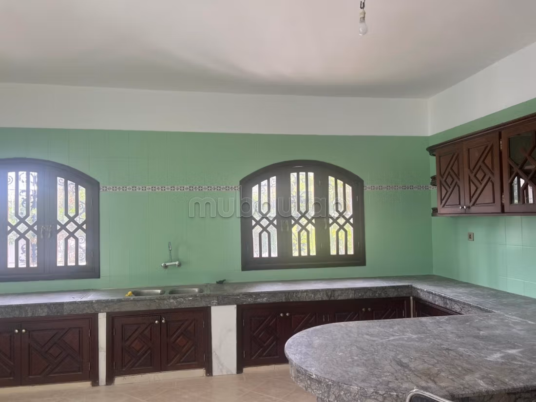 Maison de haut standing à vendre à Souissi. 8 pièces. Piscine