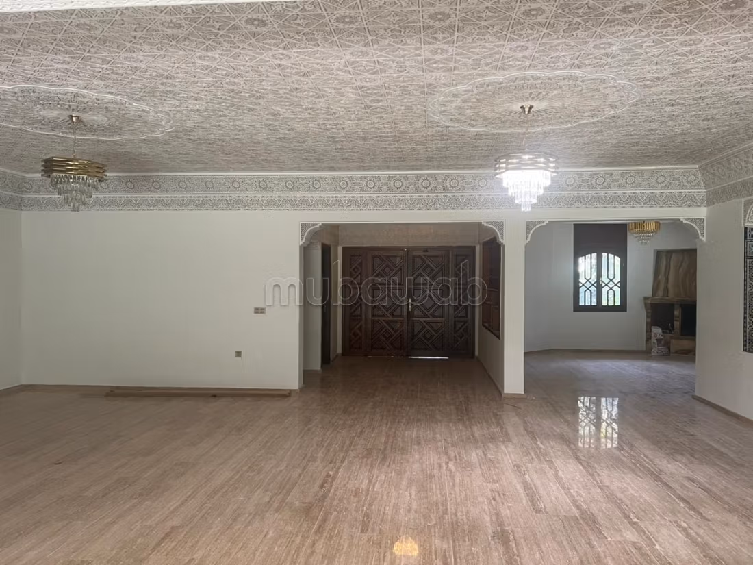 Maison de haut standing à vendre à Souissi. 8 pièces. Piscine