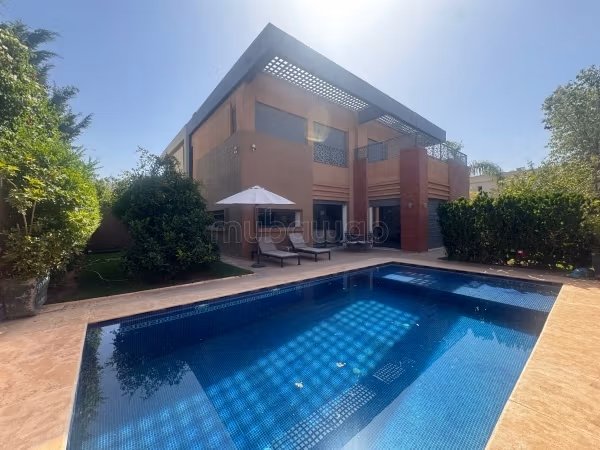 Price to sacrifice villa in good condition for sale on Route de l'Ourika. Surface of 400 m²