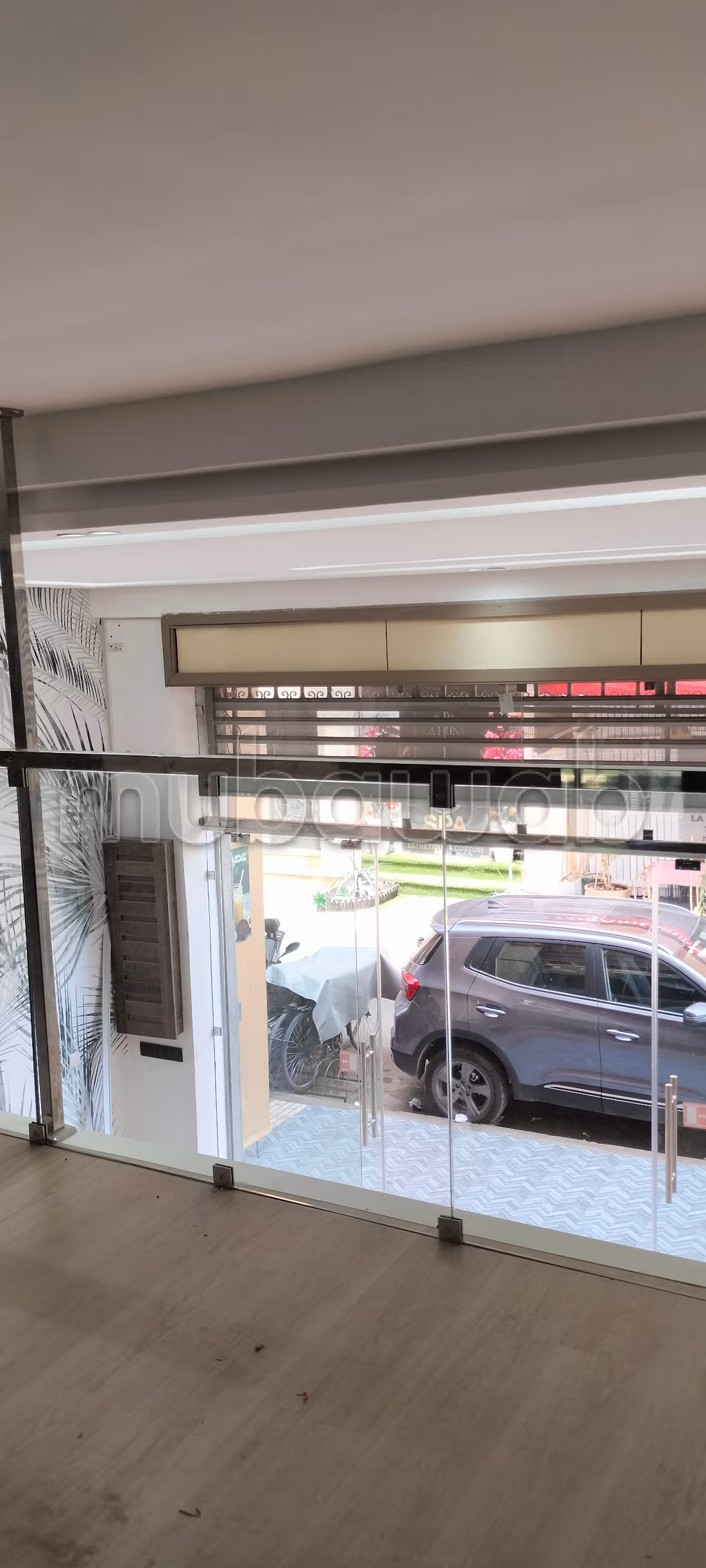 Vend local commercial à Guéliz. Surface totale 80 m². Air conditionné