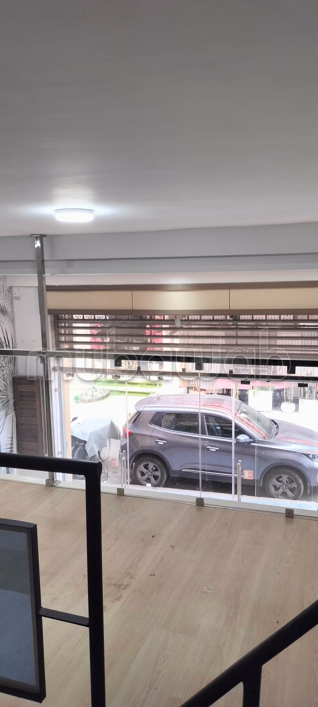 Vend local commercial à Guéliz. Surface totale 80 m². Air conditionné