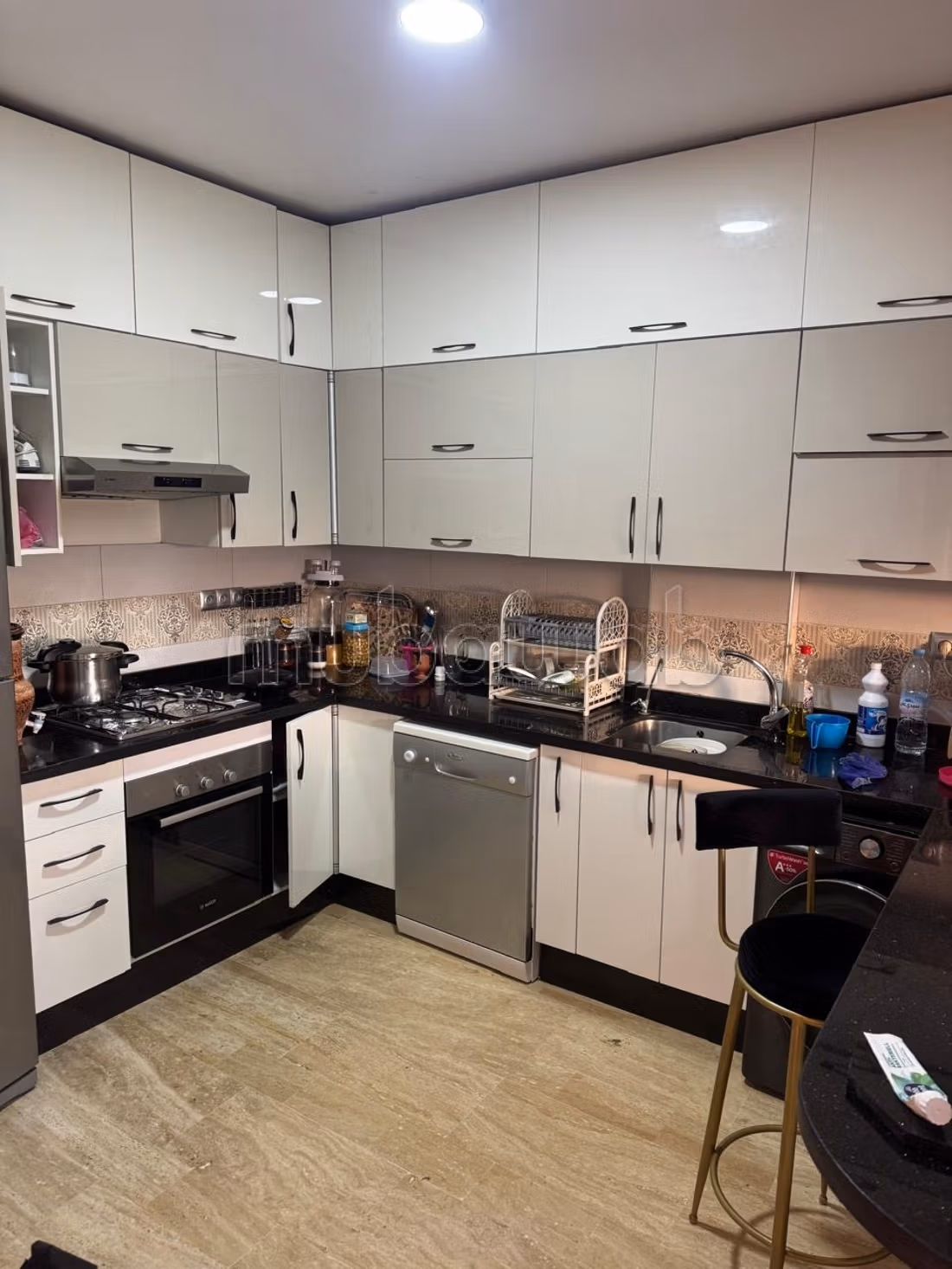 Appartement à vendre à Camp Al Ghoul.
Surface de 68 m².
Terrasse et ascenseur — 6