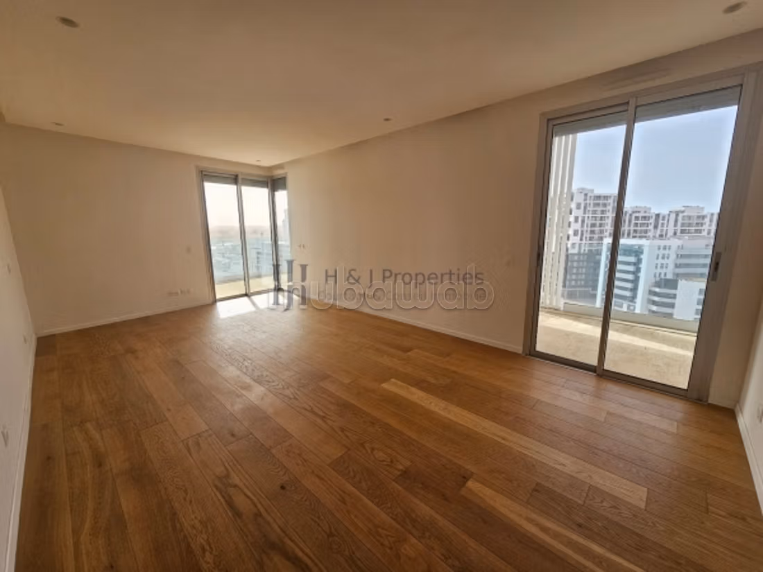 T4 vide de 271m² – 3 ch. Ch. Perso terrasse — 3