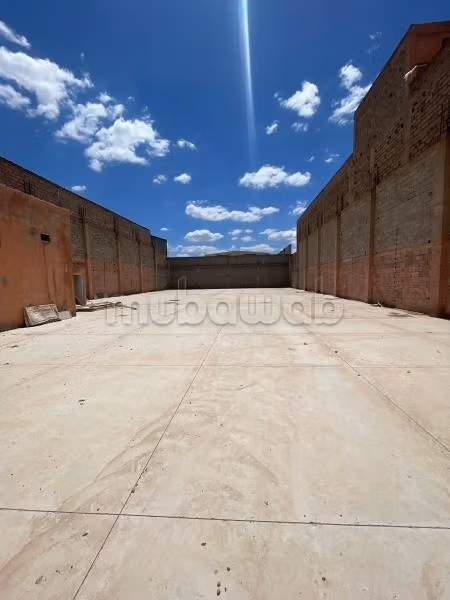 Hangar 800 m² à louer — emplacement stratégique pour votre activité