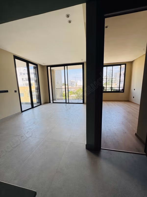 Vendita di un bell'appartamento a Casablanca Finance City. 1 locale. Posto auto e ascensore