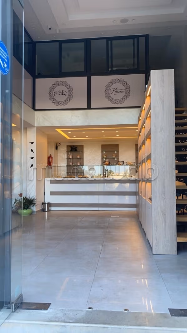 Local commercial en vente à Belvédère. Surface totale 80 m². Résidence avec concierge, climatisation générale
