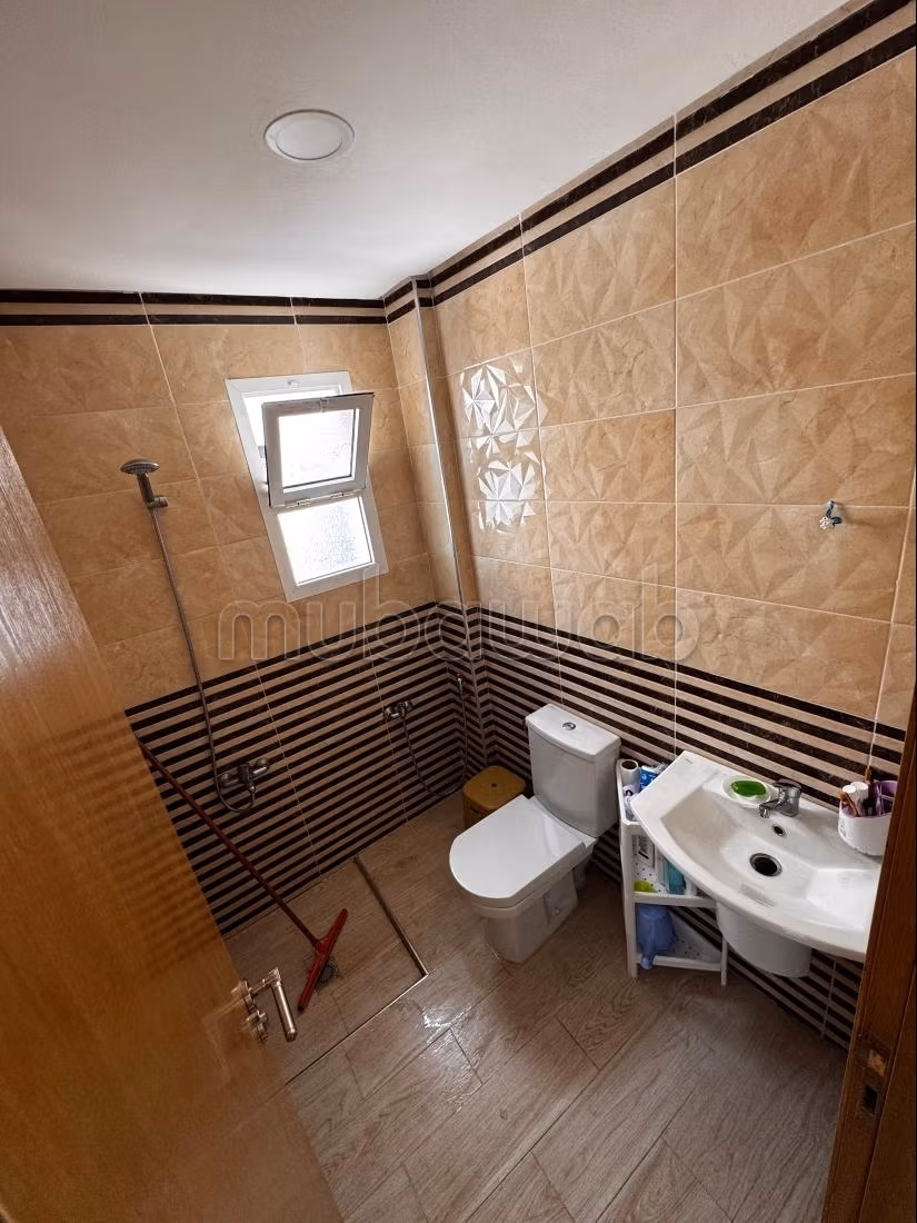 Appartement à vendre à Oued Laou. 2 chambres agréables. Environnement calme avec vue sur la mer et double vitrage