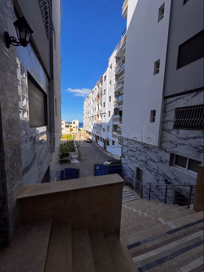 Appartement à vendre à Oued Laou. 2 chambres agréables. Environnement calme avec vue sur la mer et double vitrage