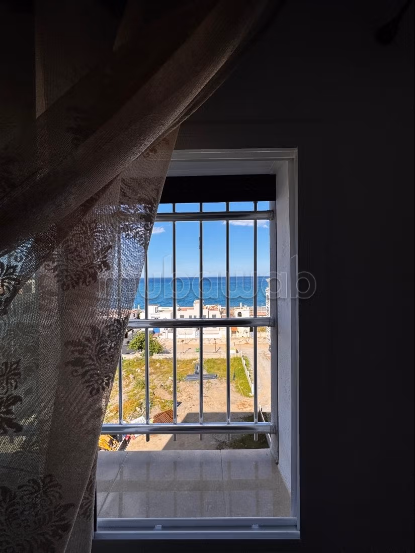 Appartement à vendre à Oued Laou. 2 chambres agréables. Environnement calme avec vue sur la mer et double vitrage