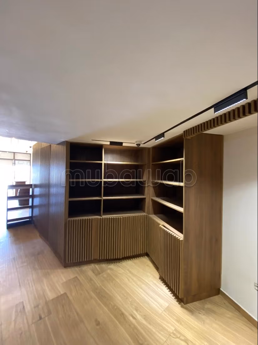 Locale commerciale in affitto a Harhoura. Superficie totale 220 m²