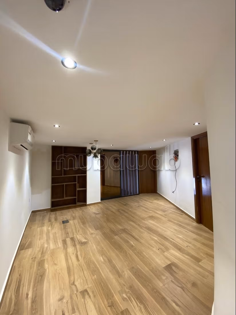 Locale commerciale in affitto a Harhoura. Superficie totale 220 m²