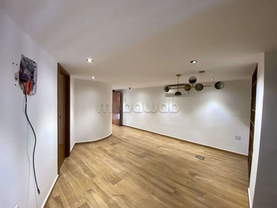 Locale commerciale in affitto a Harhoura. Superficie totale 220 m²