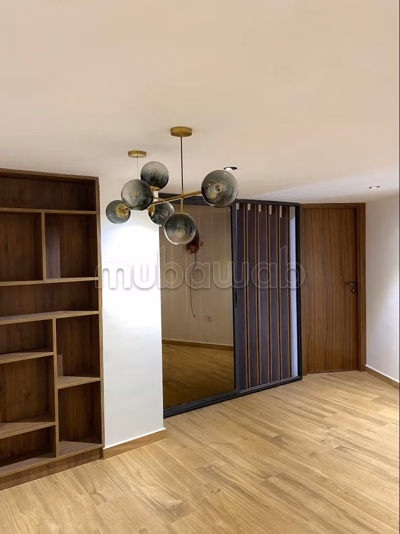 Locale commerciale in affitto a Harhoura. Superficie totale 220 m²