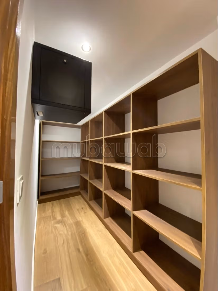 Locale commerciale in affitto a Harhoura. Superficie totale 220 m²