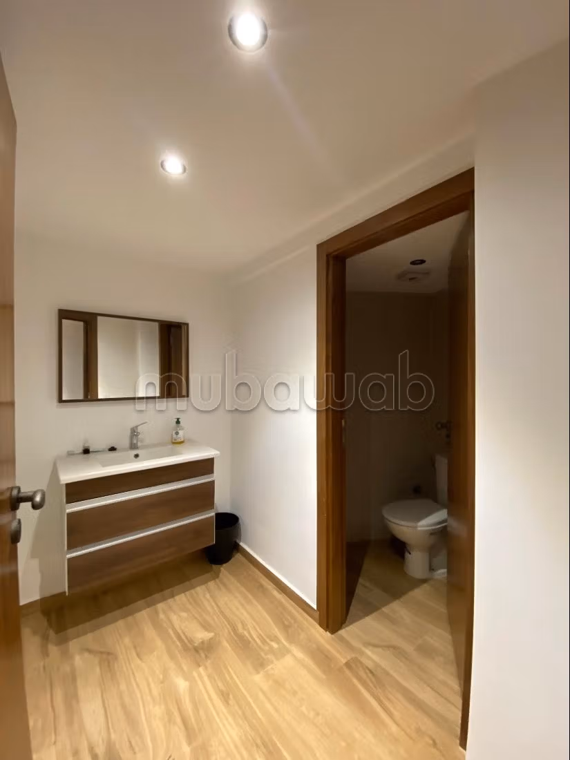 Locale commerciale in affitto a Harhoura. Superficie totale 220 m²