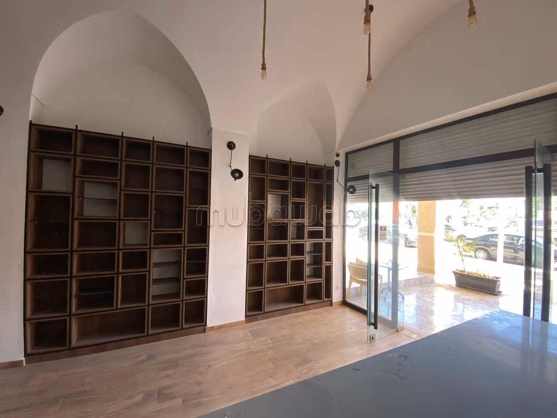 Locale commerciale in affitto a Harhoura. Superficie totale 220 m²