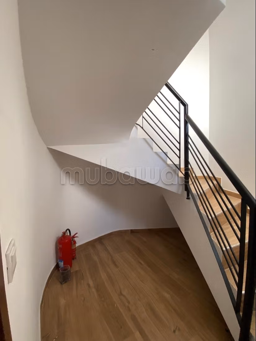 Locale commerciale in affitto a Harhoura. Superficie totale 220 m²