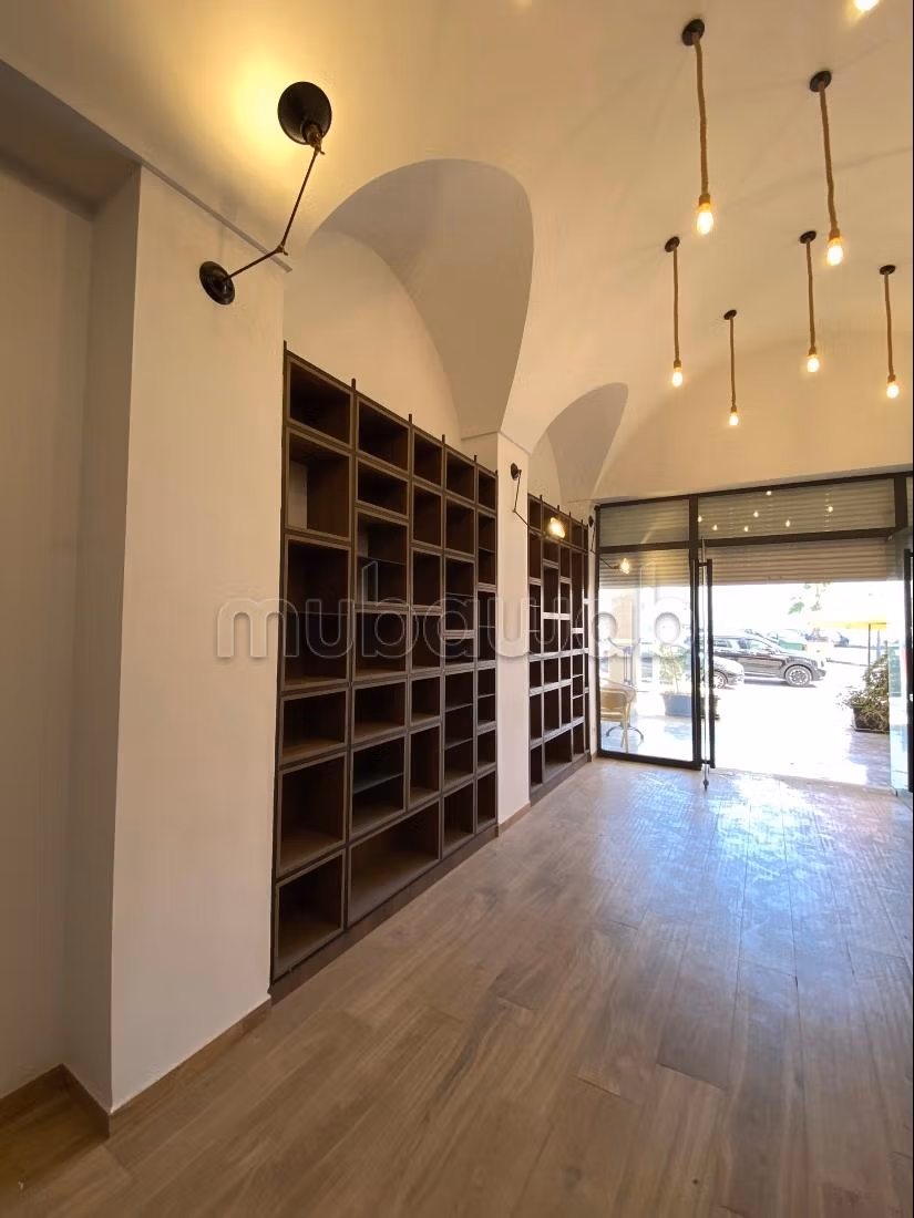 Locale commerciale in affitto a Harhoura. Superficie totale 220 m²