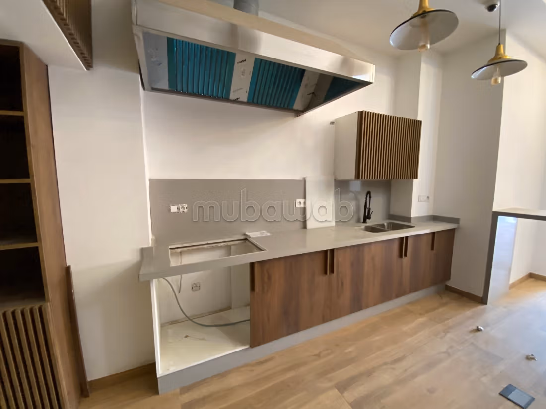 Locale commerciale in affitto a Harhoura. Superficie totale 220 m²