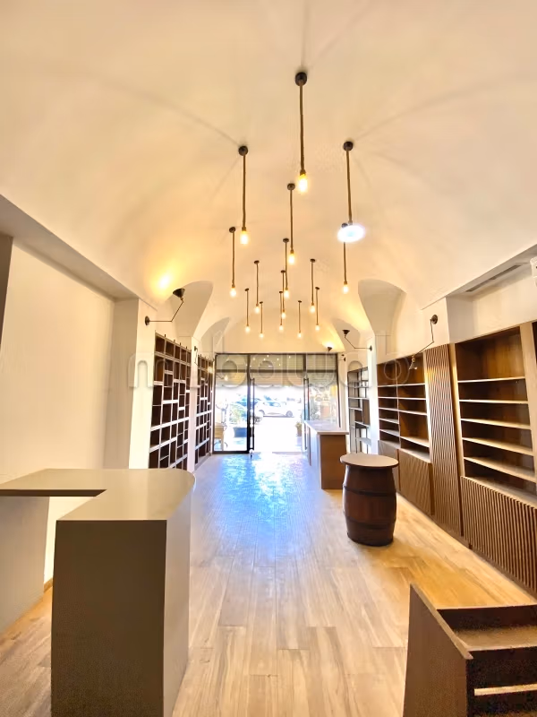 Locale commerciale in affitto a Harhoura. Superficie totale 220 m²