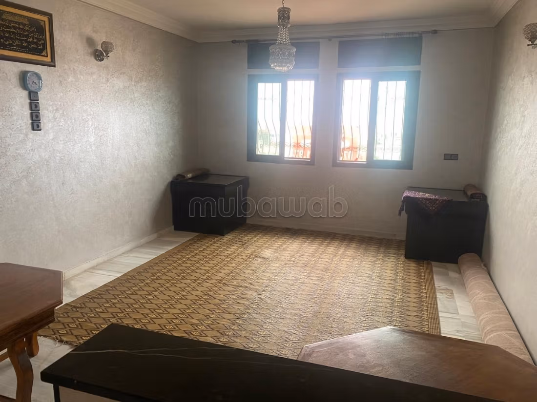 Vend appartement à Cité Adrar. 2 pièces confortables. Prestation de conciergerie, belle Piscine