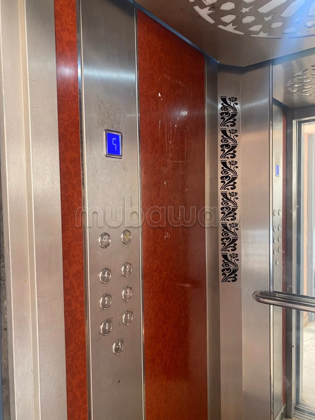 Vend appartement à Cité Adrar. 2 pièces confortables. Prestation de conciergerie, belle Piscine — 5