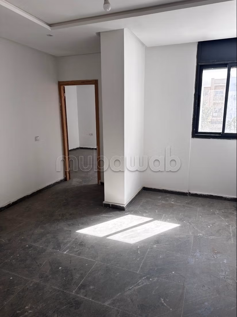 Maison à acheter à Sidi Moumen. 
6 chambres agréables. 
Meublé — 3
