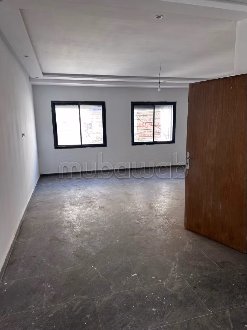 Maison à acheter à Sidi Moumen. 
6 chambres agréables. 
Meublé — 4