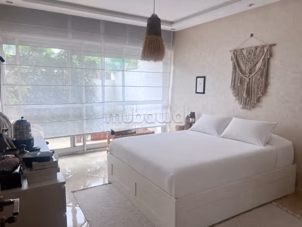 Appartement à louer à Maârif. 
Surface totale 262 m². 
Avec ascenseur et terrasse