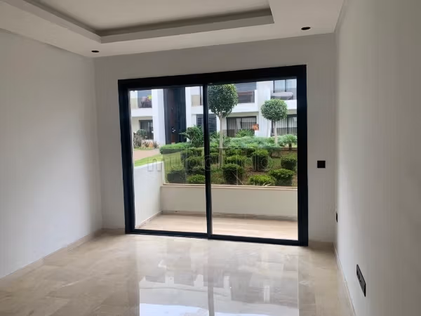 Luce este apartamento en Ville Verte. 
2 habitaciones. 
Aislamiento de doble vidrio y calefacción central