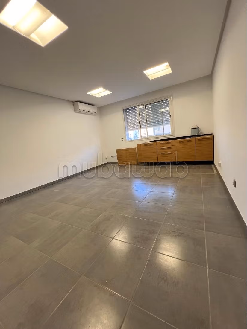 A louer Etage bureautique composé de 3bureaux LAC2