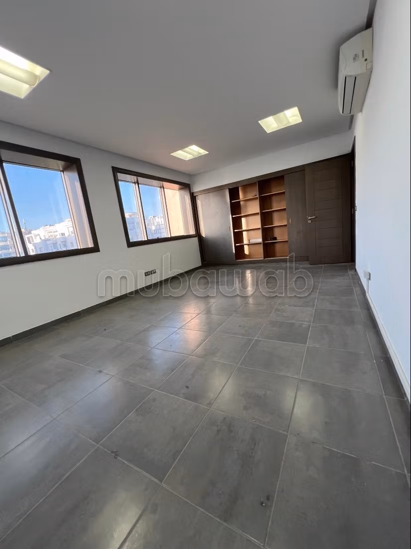 A louer Etage bureautique composé de 3bureaux LAC2